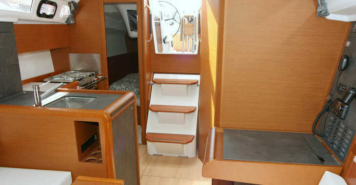 Rent a sailboat in Veruda - Sun Odyssey 349 - 2 Cab