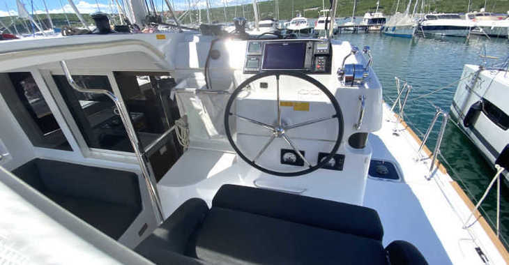 Rent a catamaran in Veruda - Lagoon 40_1