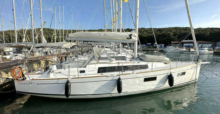 Rent a sailboat in Veruda - Oceanis 38.1 7 Personen