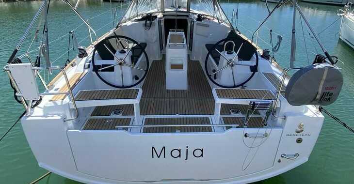 Rent a sailboat in Veruda - Oceanis 38.1 7 Personen