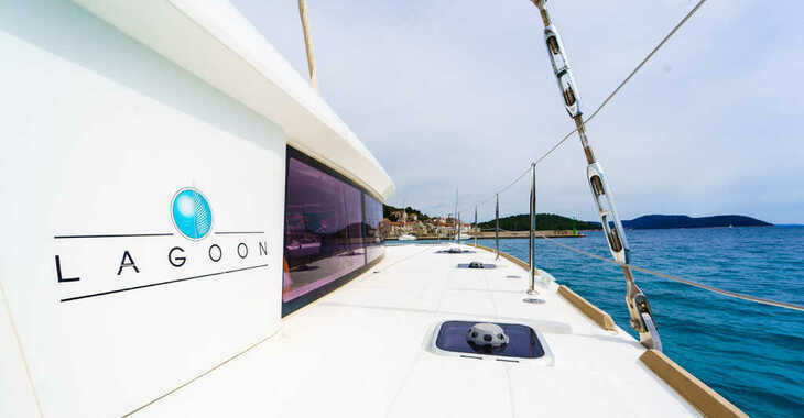 Rent a catamaran in Marina Mandalina - Lagoon 400 S2 - 4 + 2 cab.