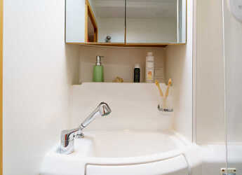 Rent a catamaran in Marina Mandalina - Lagoon 400 S2 - 4 + 2 cab.