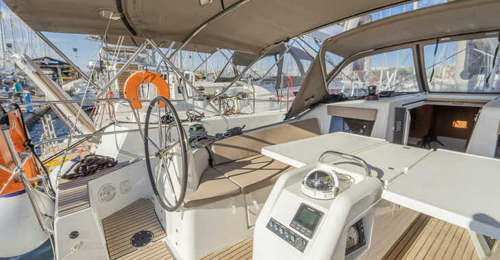 Rent a sailboat in Alimos Marina - Sun Odyssey 410