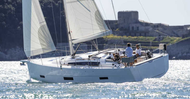 Rent a sailboat in Marina di Portorosa - Dufour 430