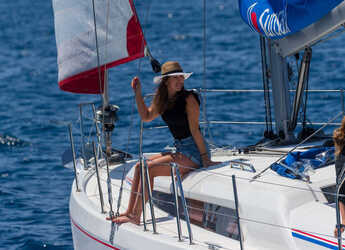 Rent a sailboat in Agana Marina - Sunsail 42 (Classic)