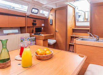 Rent a sailboat in Marina di Portorosa - Dufour 360 Grand Large 2.20 draft