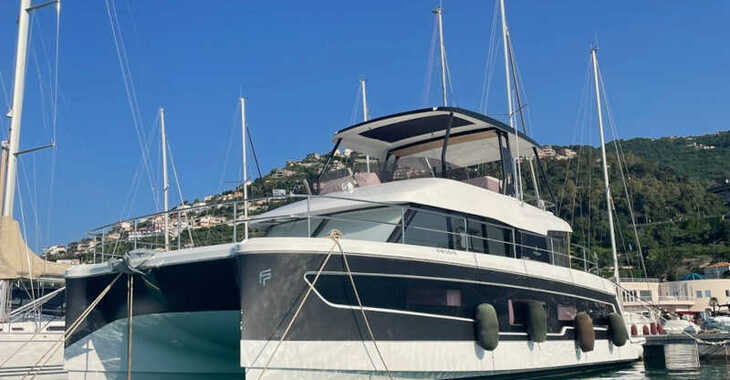 Rent a power catamaran  in Porto Capo d'Orlando Marina - MY40