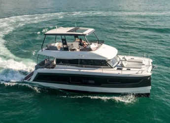 Rent a power catamaran in Porto Capo d'Orlando Marina - MY40