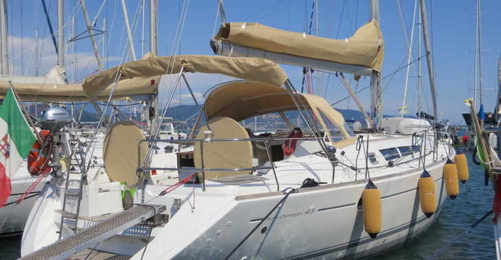 Rent a sailboat in Marina Porto Antico - Sun Odyssey 45