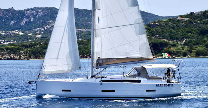 Rent a sailboat in Marina di Cannigione - Dufour 430