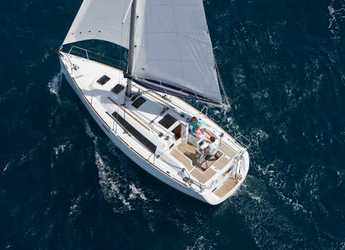 Rent a sailboat in Port Marseille - Oceanis 31