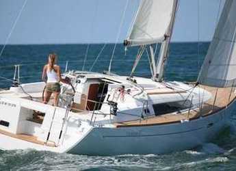 Rent a sailboat in Port Marseille - Oceanis 37