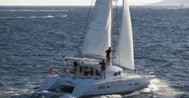 Rent a catamaran in Port Tino Rossi - Lagoon 380 - 4 cab.