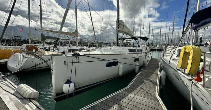 Rent a sailboat in Port Olona - Oceanis 38.1