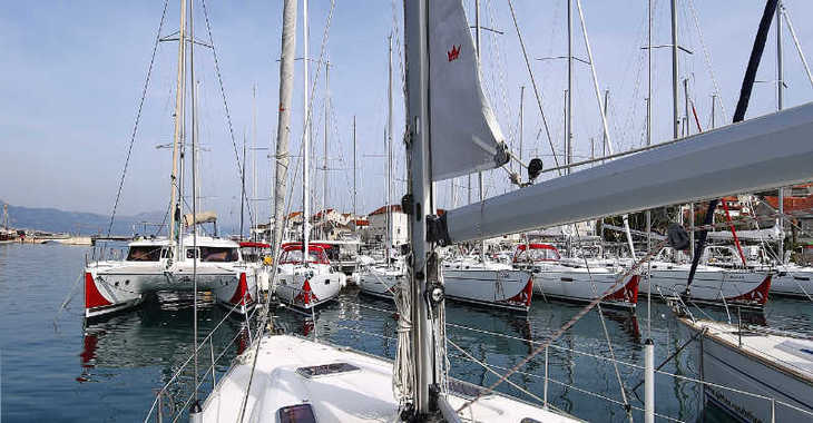 Rent a sailboat in ACI Jezera - Bavaria 43 Cruiser
