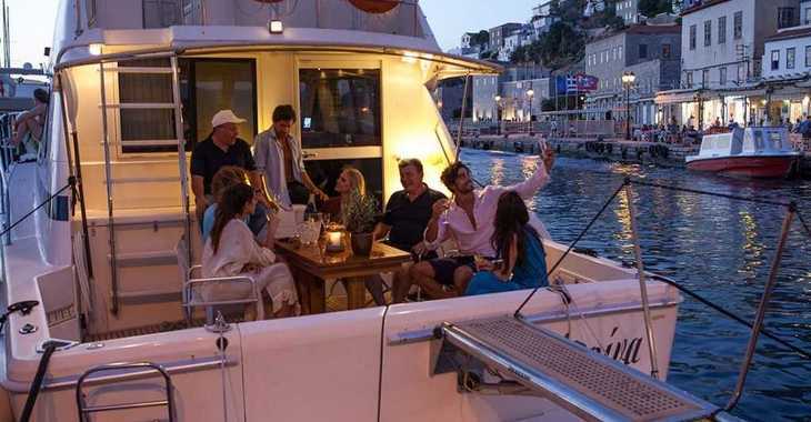 Chartern Sie yacht in Alimos Marina - Riviera 48 Flybridge