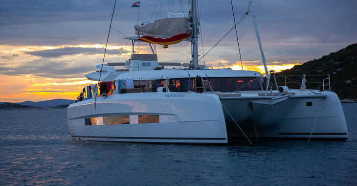 Chartern Sie katamaran in Marina Kastela - Dufour Catamaran 48