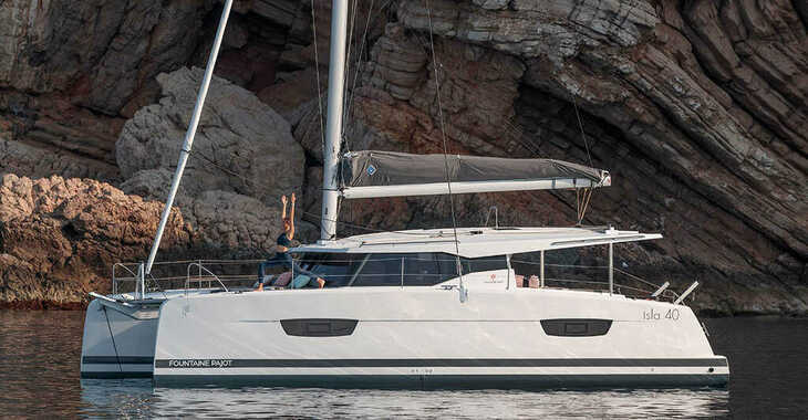 Rent a catamaran in Agios Kosmas Marina - Fountaine Pajot Isla 40 - 3 cab.
