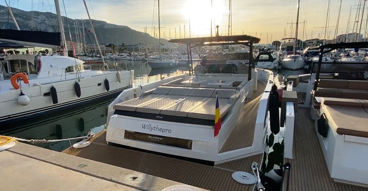 Rent a motorboat in Marina el Portet de Denia - De Antonio Yachts D42