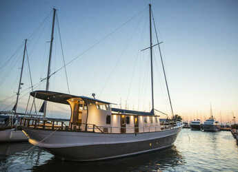 Rent a schooner in Alimos Marina - Greek Motorsailer