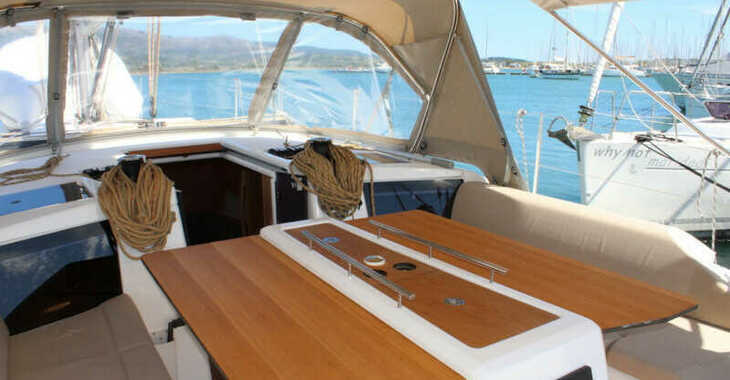 Rent a sailboat in Lefkas Marina - Dufour 390 Grand Large