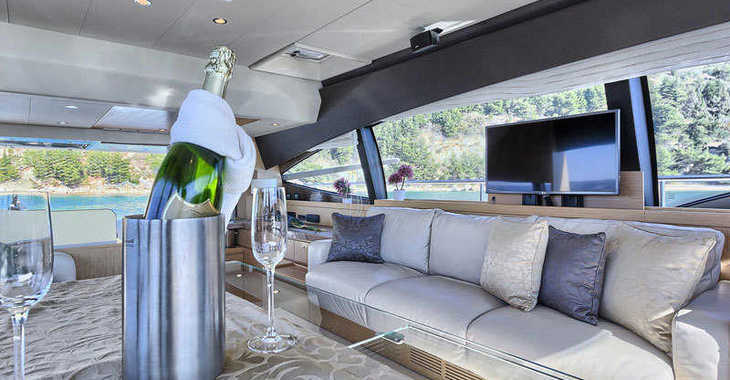 Chartern Sie yacht in Marina Kastela - Ferretti 620
