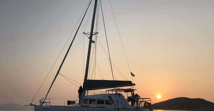 Chartern Sie katamaran in Alimos Marina - Lagoon 380