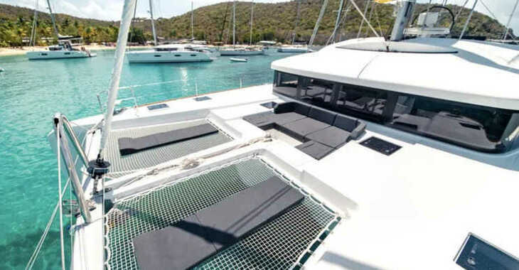Rent a catamaran in Alimos Marina - Lagoon 52 - 6 Cabin