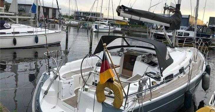 Rent a sailboat in Lemmer - Bavaria 37 Cruiser (2Cab)