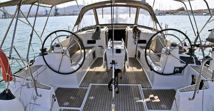 Chartern Sie segelboot in Loutraki Harbour - Sun Odyssey 509