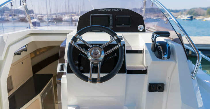Rent a motorboat in Veruda - Pacific Craft 750 Sun Cruiser