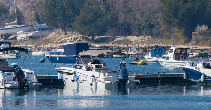 Rent a motorboat in Veruda Marina - Pacific Craft 750 Sun Cruiser