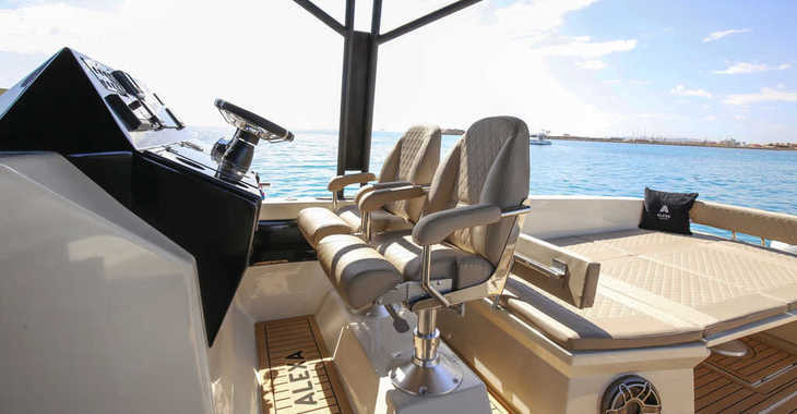 Louer catamaran à moteur à Marina Cala D' Or - Alexa 37 (Day Charter Only)