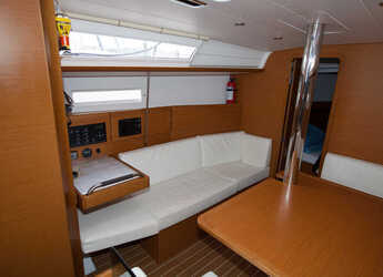 Rent a sailboat in Marina San Miguel - Sun Odyssey 379