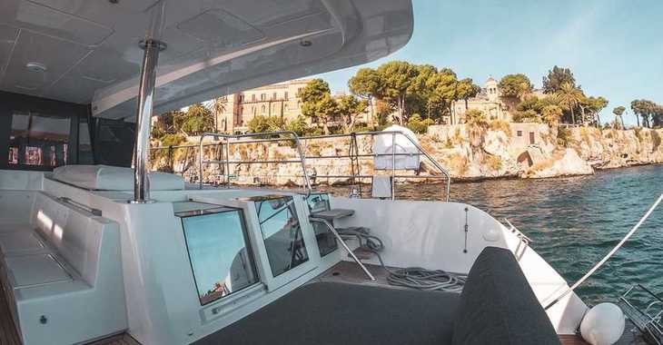 Rent a power catamaran in Marina di Palermo La Cala - Lagoon Power 630