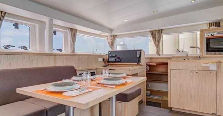 Rent a catamaran in Port of Mahe - Lagoon 400 S2