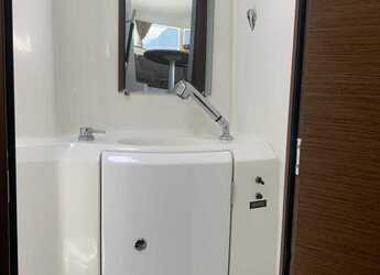 Rent a catamaran in Port of Mahe - Lagoon 380