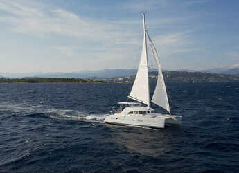 Rent a catamaran in Paros Marina - Lagoon 380 - 4 cab.