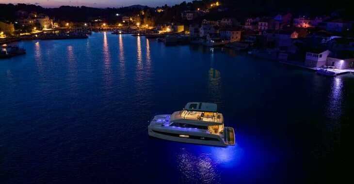 Rent a power catamaran  in Marina Mandalina - Fountaine Pajot MY6