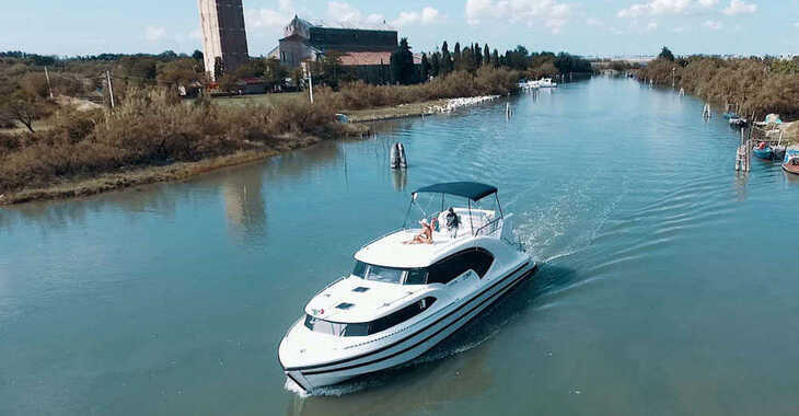 Rent a motorboat in Precenicco - Minuetto8+