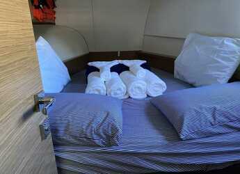 Rent a power catamaran  in Fort Burt Marina - FP MY37