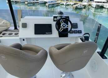 Rent a power catamaran  in Fort Burt Marina - FP MY37