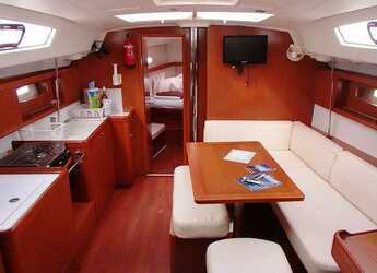 Rent a sailboat in Fort Burt Marina - Beneteau Oceanis 43