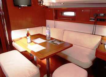 Rent a sailboat in Fort Burt Marina - Beneteau Oceanis 43