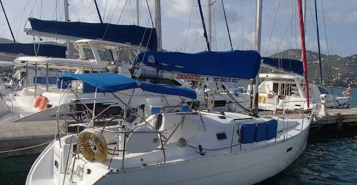 Rent a sailboat in Fort Burt Marina - Beneteau Oceanis 32