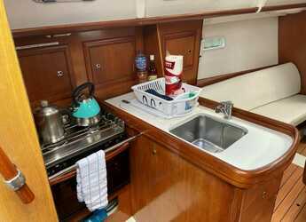 Rent a sailboat in Fort Burt Marina - Beneteau Oceanis 32