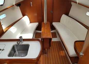 Rent a sailboat in Fort Burt Marina - Beneteau Oceanis 32