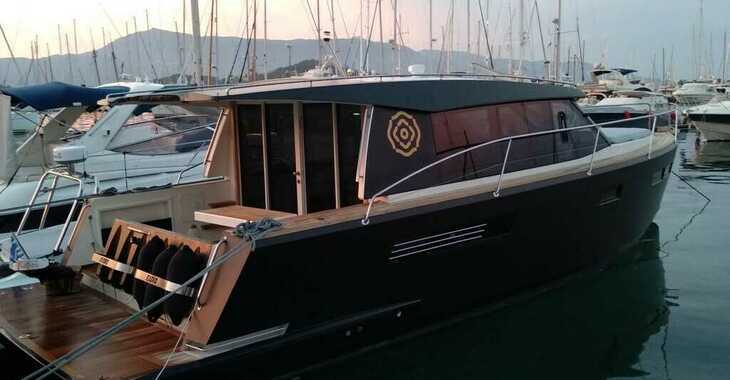 Rent a motorboat in Marina Gouvia - Fjord 40 Cruiser