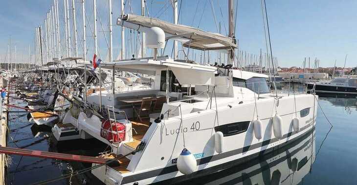 Rent a catamaran in Veruda - Fountaine Pajot Lucia 40