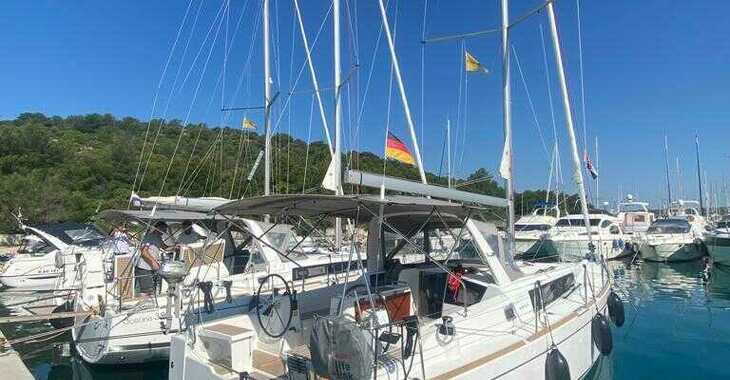 Rent a sailboat in Marina Frapa - Oceanis 38.1 7 Personen